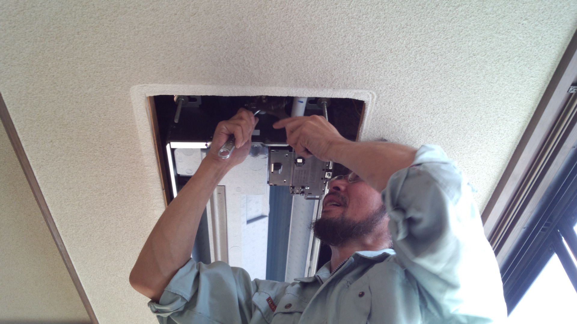 天井埋め込み型エアコン冷媒配管接続工事