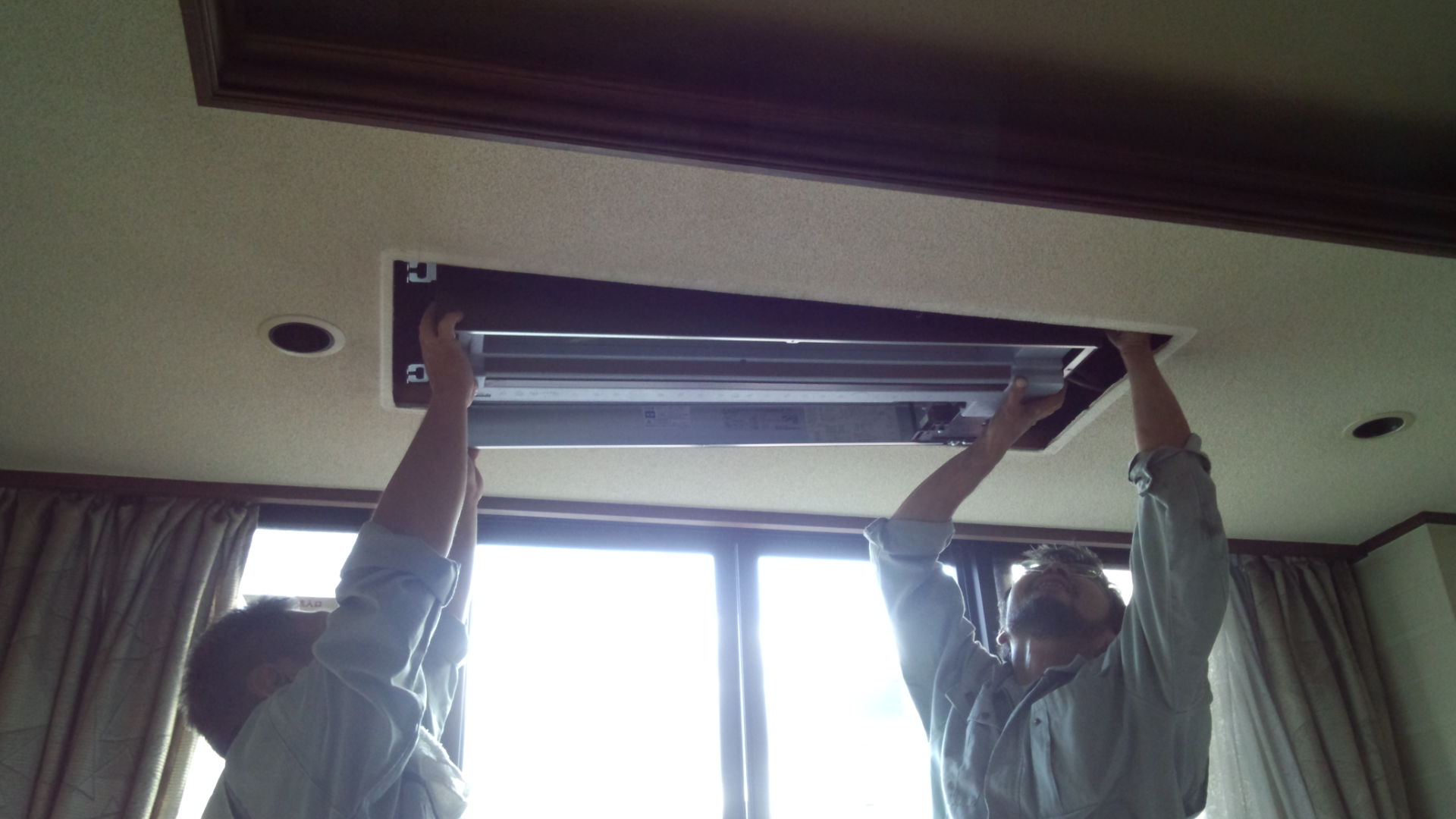 天井埋め込み型エアコン取り付け工事